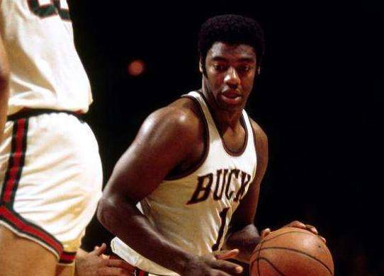 巴西主场迎战智利，预计大胜，巴西换帅，智利士气低落，客场或大败。